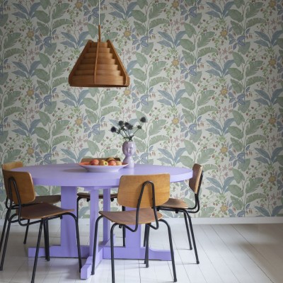 Tapet cu design floral delicat, ilustrând o grădină plină de flori și fructe coapte.