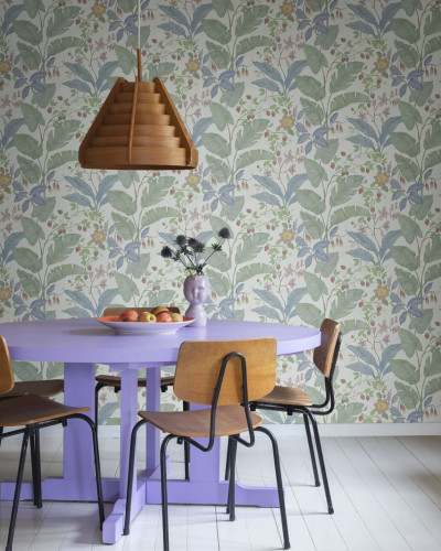 Tapet cu design floral delicat, ilustrând o grădină plină de flori și fructe coapte.