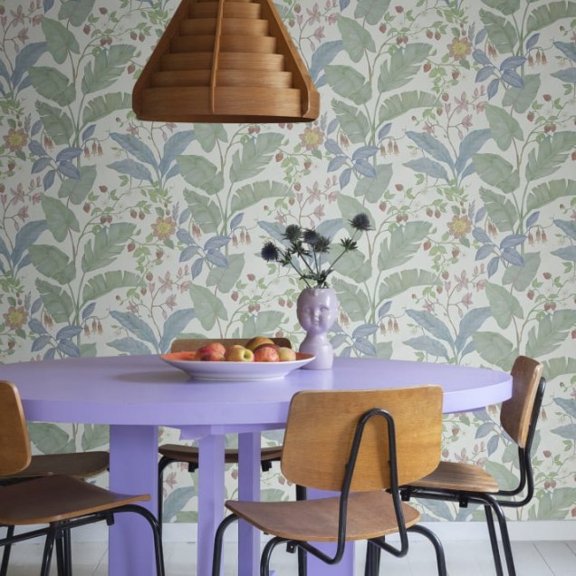 Tapet cu design floral delicat, ilustrând o grădină plină de flori și fructe coapte.