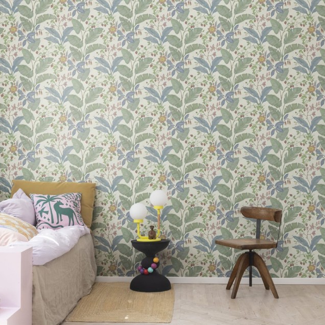 Tapet cu design floral delicat, ilustrând o grădină plină de flori și fructe coapte.