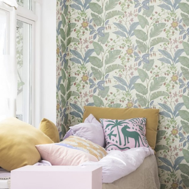 Tapet cu design floral delicat, ilustrând o grădină plină de flori și fructe coapte.