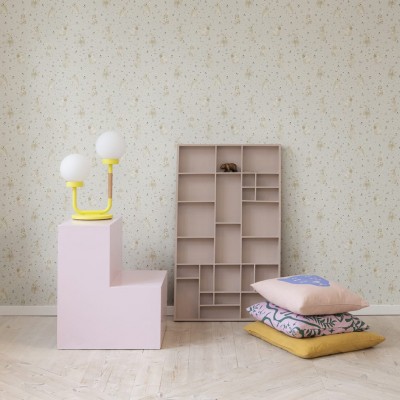 Tapet pentru copii Bunny Field, Sand cu un design delicat și elegant, cu iepurași drăguți și o nuanță de nisip