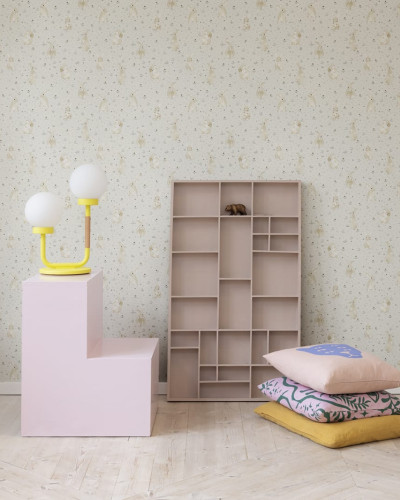 Tapet pentru copii Bunny Field, Sand cu un design delicat și elegant, cu iepurași drăguți și o nuanță de nisip