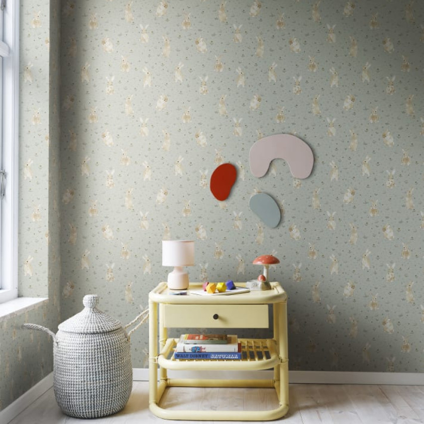 Tapet pentru copii Bunny Field, Sand cu un design delicat și elegant, cu iepurași drăguți și o nuanță de nisip