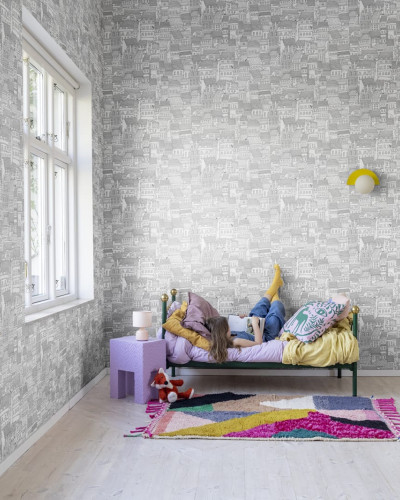 Tapet pentru copii, Dream Town, Graphite, cu design minimalist, culori neutre si model repetitiv al caselor.