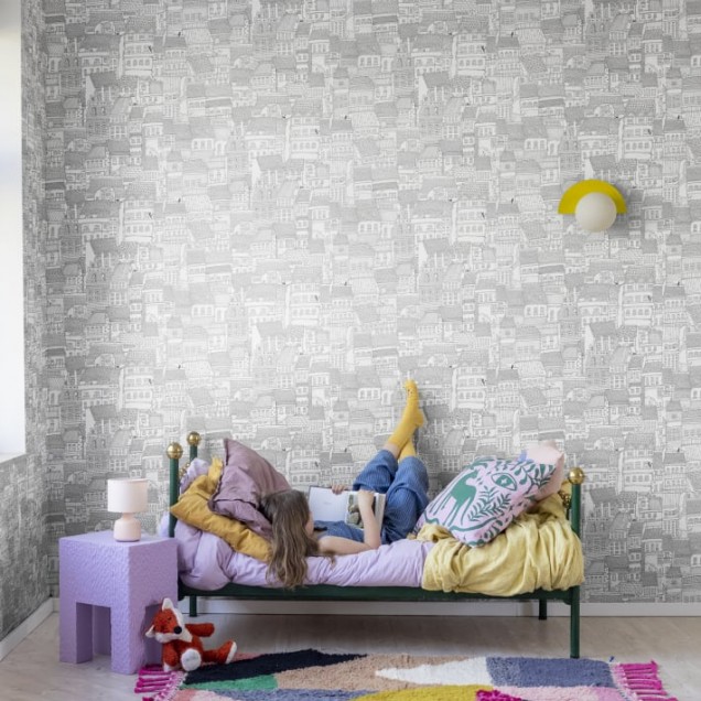 Tapet pentru copii, Dream Town, Graphite, cu design minimalist, culori neutre si model repetitiv al caselor.