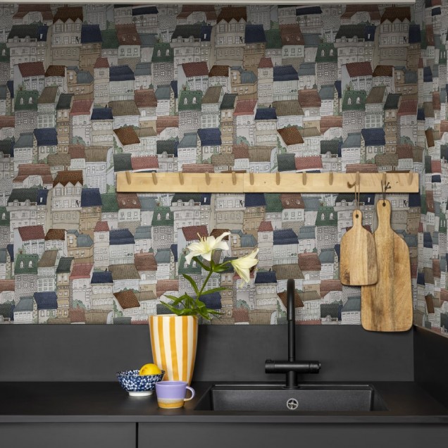 Tapet pentru copii, Dream Town, Fall, cu un design unic, cu case mici, perfecte pentru a stimula imaginația. Culorile calde și vibrante creează o atmosferă optimistă și relaxantă.