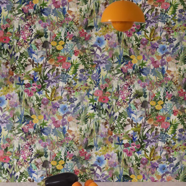 Un perete decorat cu pentru copii, Poppy Meadow, Rainbow, cu flori colorate și desenuri distractive.