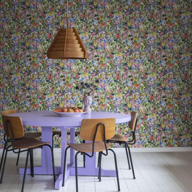 Un perete decorat cu pentru copii, Poppy Meadow, Rainbow, cu flori colorate și desenuri distractive.