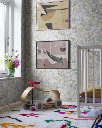 Imagine cu o cameră de copil decorată cu pentru copii cu design delicat de flori pastelate.