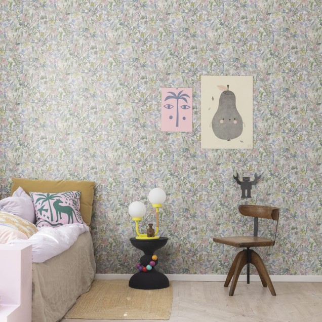 Imagine cu o cameră de copil decorată cu pentru copii cu design delicat de flori pastelate.