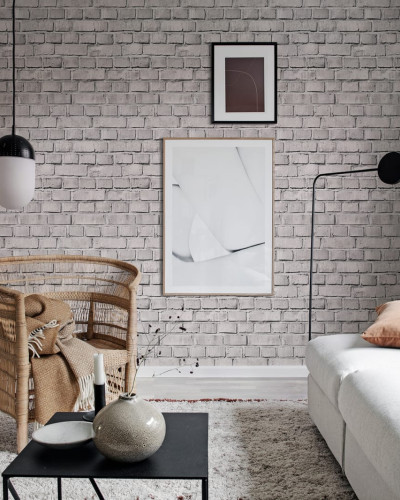 Tapet personalizabil cu aspect realist de caramida, in culoarea gri deschis, in interiorul unei camere de zi