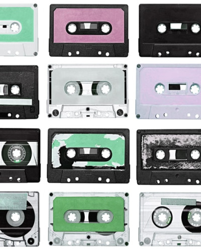Tapet Casetă audio Purple Rain, cu un design modern și retro, cu casete audio colorate pe un fundal alb.