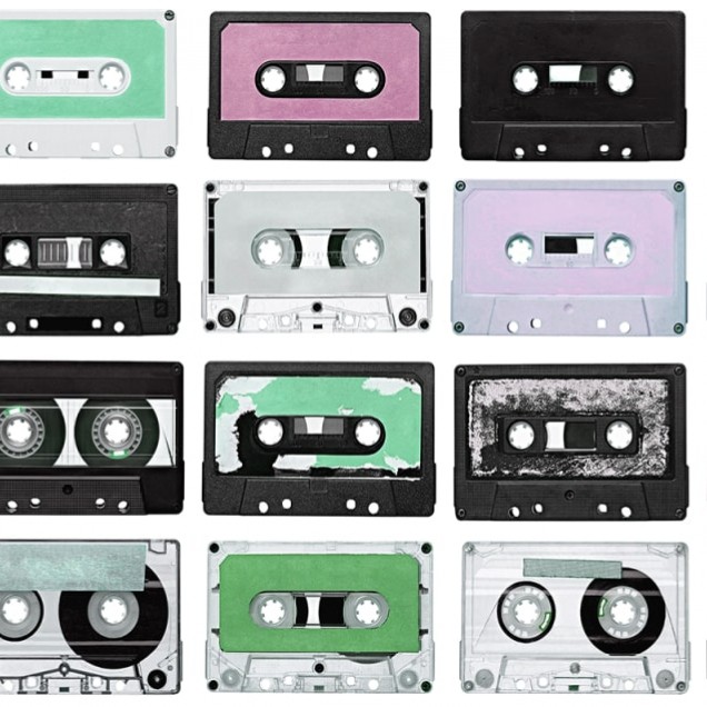 Tapet Casetă audio Purple Rain, cu un design modern și retro, cu casete audio colorate pe un fundal alb.
