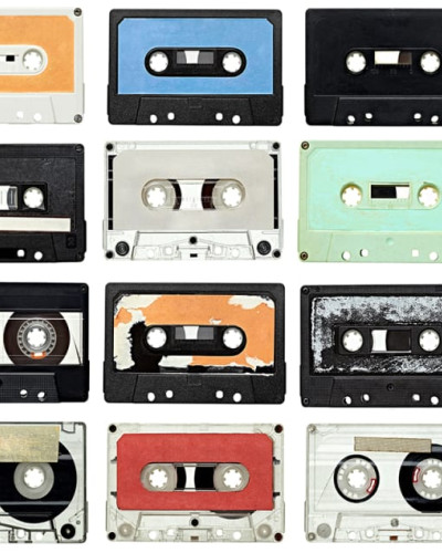 Tapet Casette Tape, Piccadilly Circus, Rebel Walls, cu un design cu casete audio colorate.