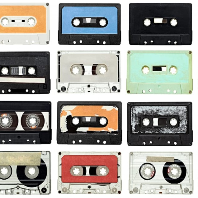 Tapet Casette Tape, Piccadilly Circus, Rebel Walls, cu un design cu casete audio colorate.