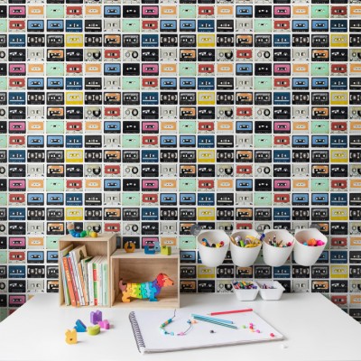 Tapet Casette Tape, Piccadilly Circus, Rebel Walls, cu un design cu casete audio colorate.