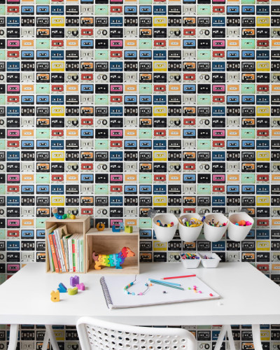 Tapet Casette Tape, Piccadilly Circus, Rebel Walls, cu un design cu casete audio colorate.