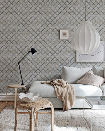 Tapet gri cu model geometric, cu aspect de beton, in livingul unei case.