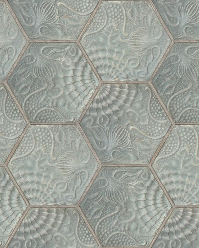 Tapet geometric Hexagon Tiles in nuanța Jade, cu model hexagonal modern, aplicat pe un perete din living, alături de un canapea alba si un fotoliu alb.