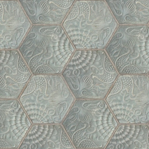 Tapet geometric Hexagon Tiles in nuanța Jade, cu model hexagonal modern, aplicat pe un perete din living, alături de un canapea alba si un fotoliu alb.