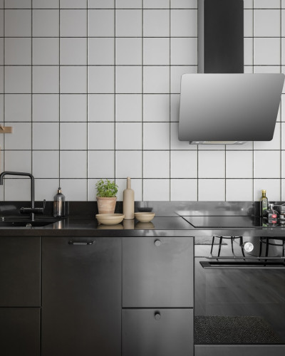 Tapet cu model de plăci pătrate albe, perfect pentru decorarea bucătăriei.