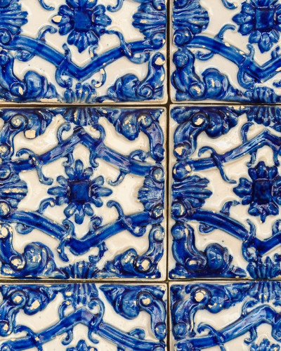 Tapet cu model de plăci ceramice albastre și albe, inspirat din cultura marocană.