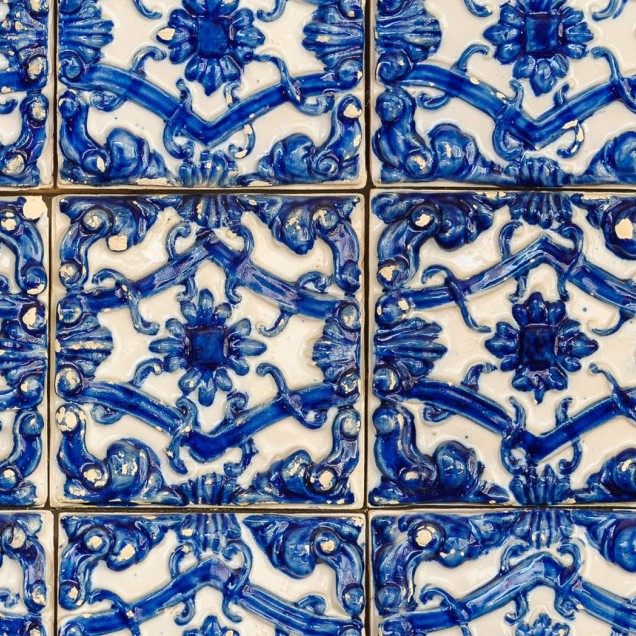 Tapet cu model de plăci ceramice albastre și albe, inspirat din cultura marocană.