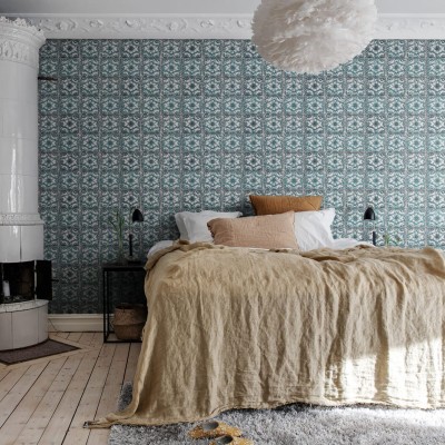 Tapet cu model geometric in nuante de verde si alb. Modelul tapetului este similar cu o placare cu gresie.