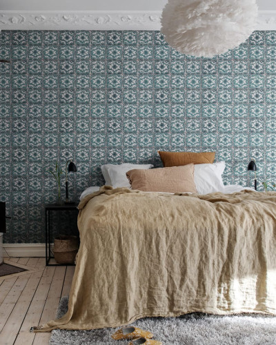 Tapet cu model geometric in nuante de verde si alb. Modelul tapetului este similar cu o placare cu gresie.