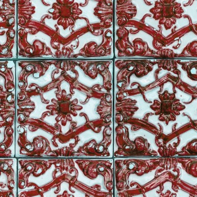 Wallpaper cu model de plăci de teracotă roșii pe fond alb, aplicat într-o bucătărie modernă.