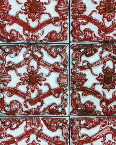 Wallpaper cu model de plăci de teracotă roșii pe fond alb, aplicat într-o bucătărie modernă.