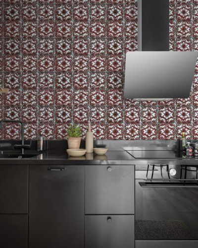 Wallpaper cu model de plăci de teracotă roșii pe fond alb, aplicat într-o bucătărie modernă.