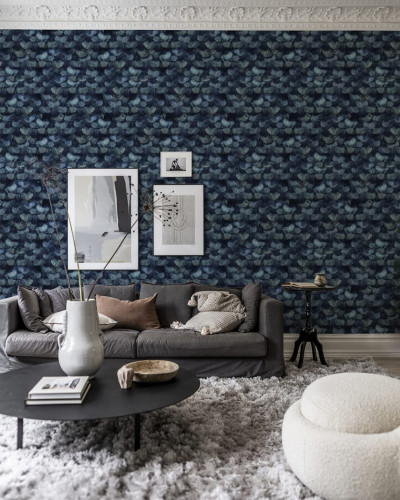 Tapet cu design inspirat din penele unui paun, cu o culoare teal, aplicat pe un perete din living, lângă o canapea, o masă de cafea și un scaun confortabil.