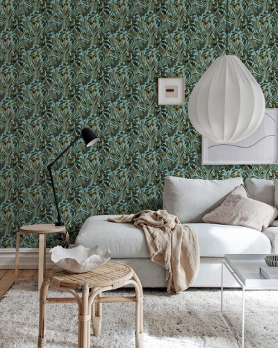 Tapet Birds of Paradise Lush Green cu un design modern si exotic, cu nuante de verde intens si pasari exotice colorate