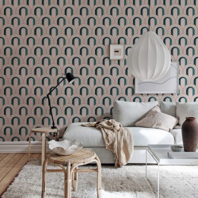 Tapet geometric cu design modern, Arch Deco Bijou, în nuanțe de roz și verde, decorând un living modern.