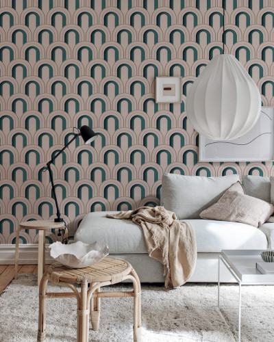Tapet geometric cu design modern, Arch Deco Bijou, în nuanțe de roz și verde, decorând un living modern.