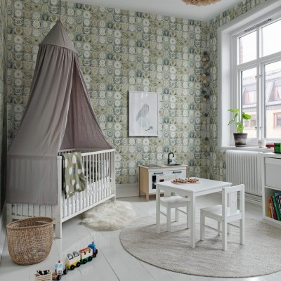 Tapet Tiny Solar System, Triangulum, cu model minimalist de cercuri geometrice in nuante de verde si gri, perfect pentru camera copiilor sau living.