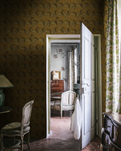 Tapet cu designul tigrilor, cu o bază aurie și tigri în negru, un model fin și delicat.