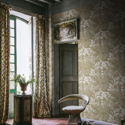 Tapet Fairy Tale Castle, Gold - Imagine cu tapet cu design magic ce include un castel din basm înconjurat de pădure, cu cai și păsări.