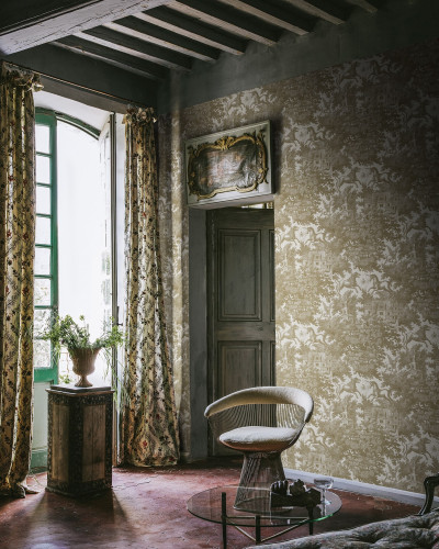 Tapet Fairy Tale Castle, Gold - Imagine cu tapet cu design magic ce include un castel din basm înconjurat de pădure, cu cai și păsări.