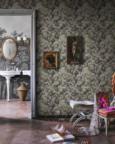Tapet Blooming Park - Dark, cu design elegant, ilustrând un peisaj luxuriant cu copaci impunători și detalii florale delicate. Perfect pentru camere de zi, dormitoare sau hol.