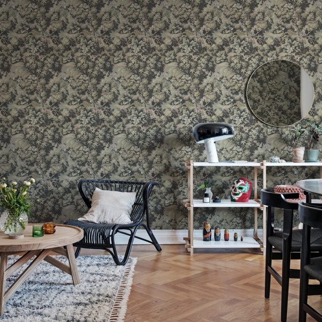 Tapet Blooming Park - Dark, cu design elegant, ilustrând un peisaj luxuriant cu copaci impunători și detalii florale delicate. Perfect pentru camere de zi, dormitoare sau hol.