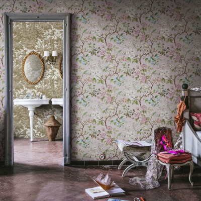 Tapet floral cu flori delicate și păsări delicate, în nuanțe pastelate de roz.