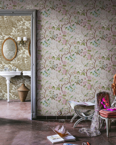 Tapet floral cu flori delicate și păsări delicate, în nuanțe pastelate de roz.