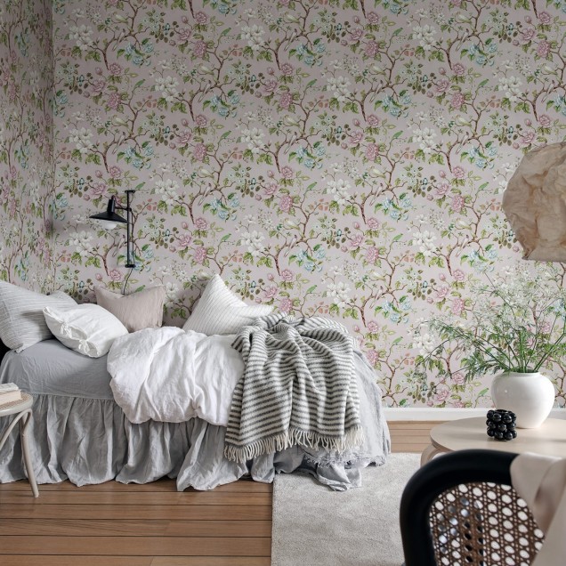Tapet floral cu flori delicate și păsări delicate, în nuanțe pastelate de roz.