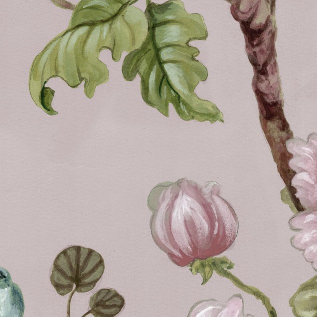 Tapet floral cu flori delicate și păsări delicate, în nuanțe pastelate de roz.