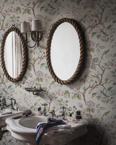 Tapet cu flori delicate și păsări, Petit Flora, Pearl,  culoare perle,  design elegant și romantic.