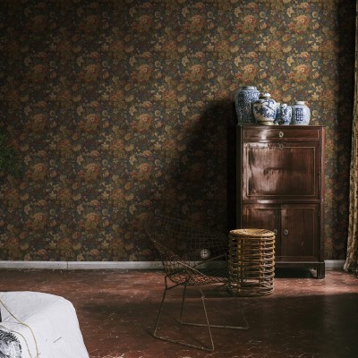 Tapet floral vintage cu flori delicate în nuanțe de maro și verde pe un fundal albastru.