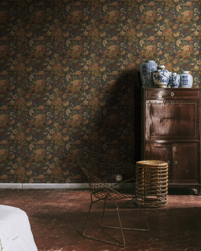 Tapet floral vintage cu flori delicate în nuanțe de maro și verde pe un fundal albastru.